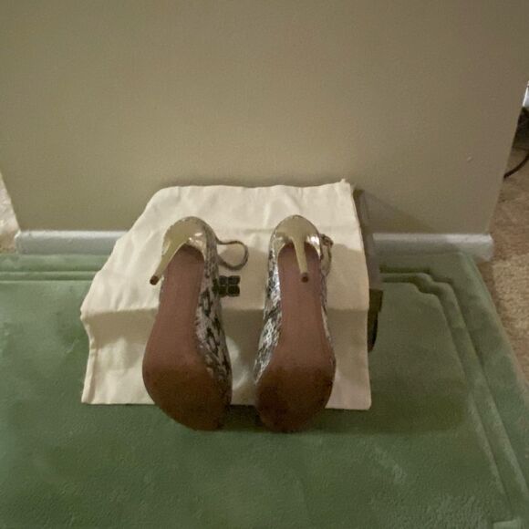 BCBG MaxAzaria snake print stilettos - Picture 7 of 8